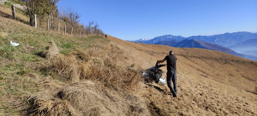 Omar Tagliabue al lavoro sul monte Bolettone