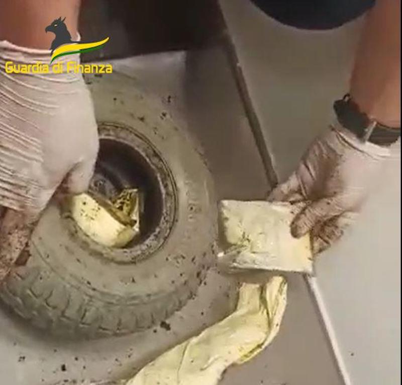 arresto malpensa aeroporto cocaina sedia a rotelle