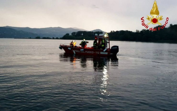 house boat ribaltata lago maggiore