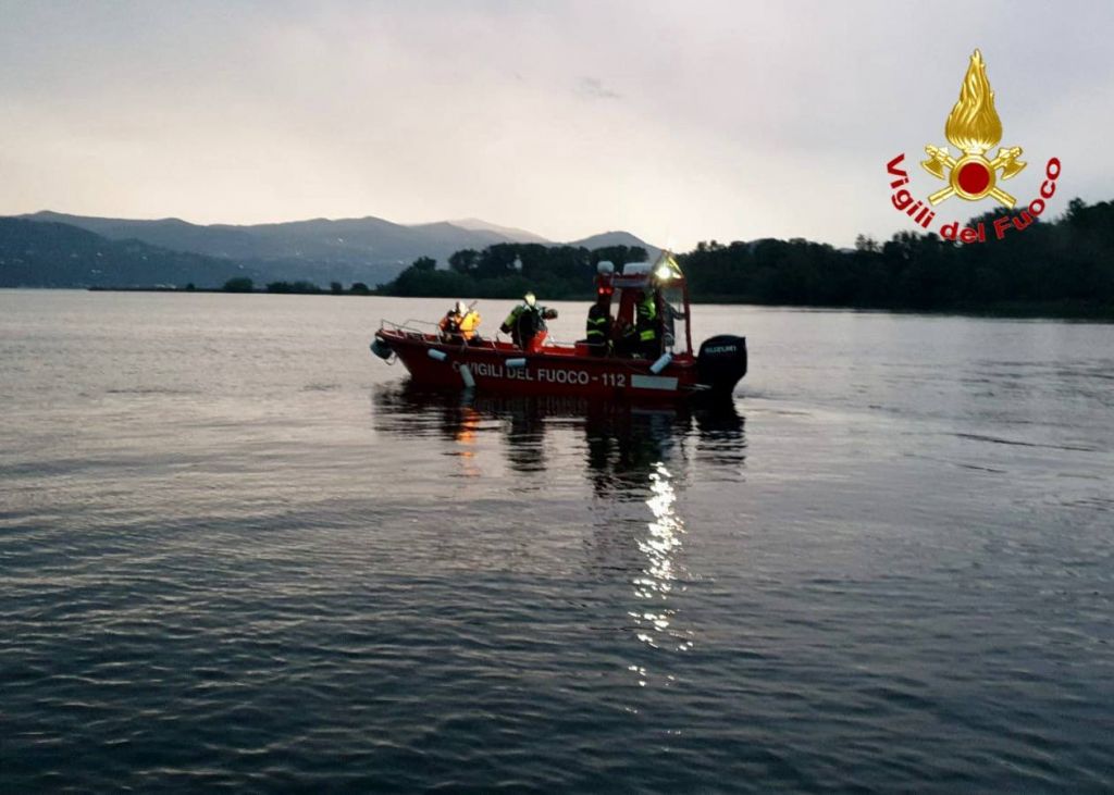 house boat ribaltata lago maggiore