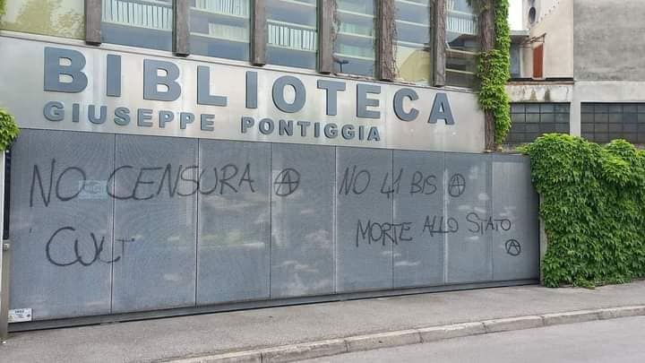 scritte vandali biblioteca