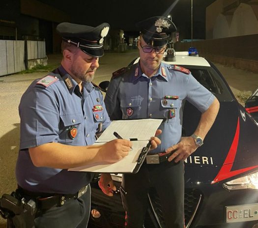 carabinieri salvano donna che minaccia suicidio