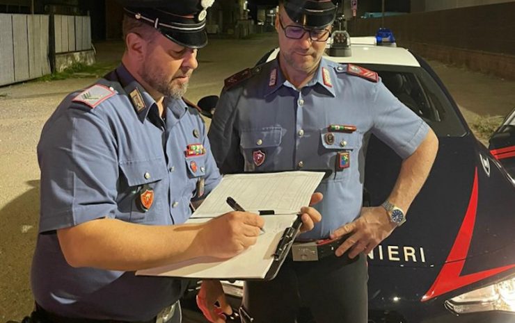carabinieri salvano donna che minaccia suicidio