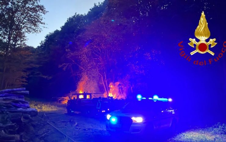 incendio baracca legno alzate