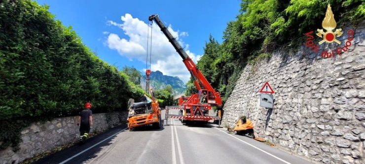 recupero camion ribaltato