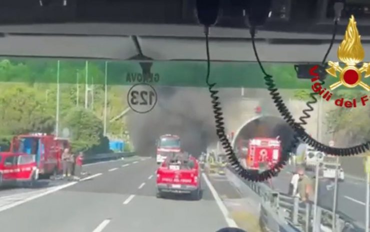 bus incendio galleria liguria