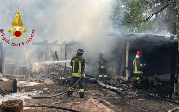 Cermenate incendio deposito mezzi agricoli