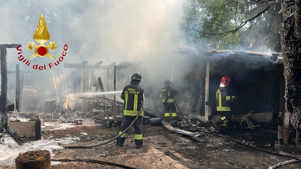 Cermenate incendio deposito mezzi agricoli