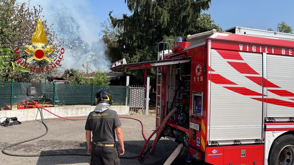 Cermenate incendio deposito mezzi agricoli