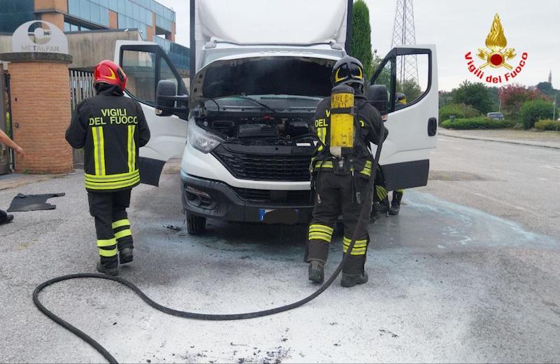 incendio furgone cesana