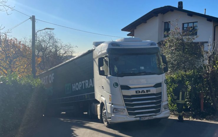 Camion incastrato Erba via Buco del Piombo