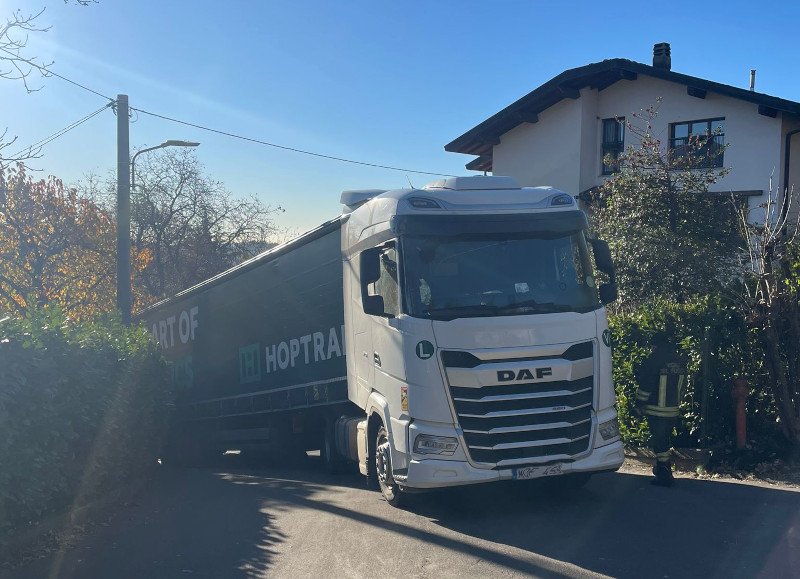 Camion incastrato Erba via Buco del Piombo