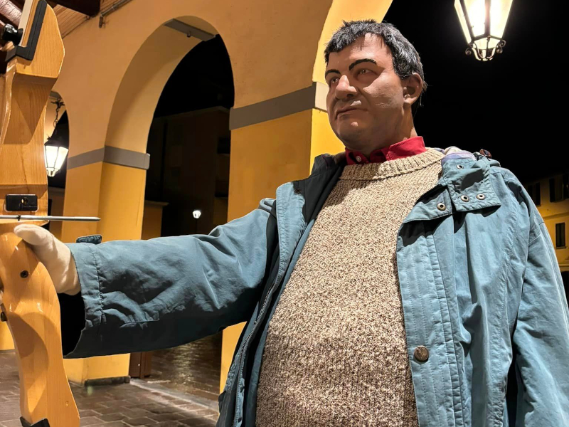 Le statue di Rosa e Olindo realizzate dall'artista lecchese Nicolò Tomaini