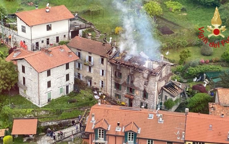 La casa divorata dalle fiamme a Faggeto Lario