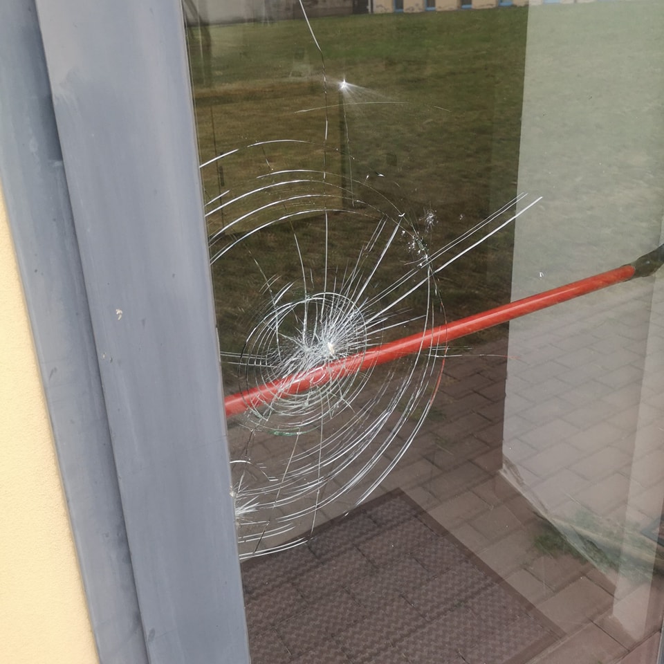 Bosisio Parini Vandalismi Atto Vandalico Sasso Porta Vetro Palestra