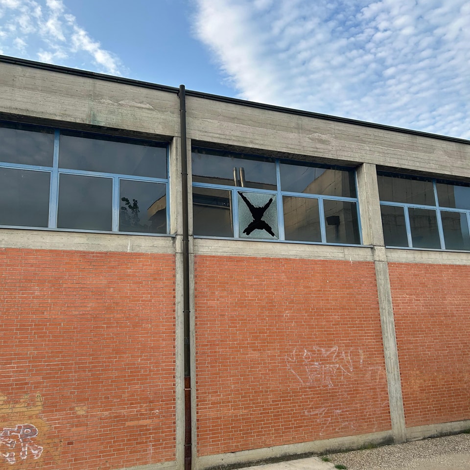 Bosisio Parini Vandalismi Atto Vandalico Sasso Finestra Vetro Palestra