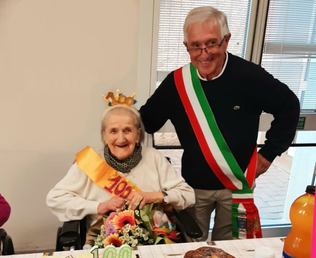 La signora Quintina Cavatorta festeggia i 100 anni con la visita del sindaco di Suello Giacomo Angelo Valsecchi