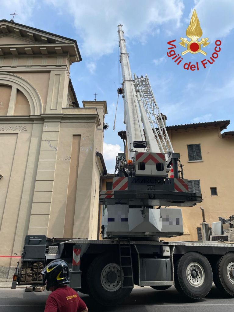 campana chiesa casiglio erba vigili fuoco 2025