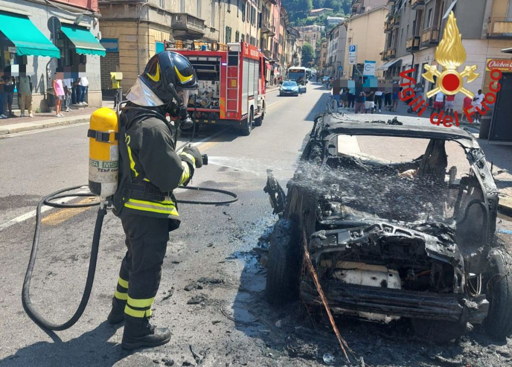 incendio auto como via milano