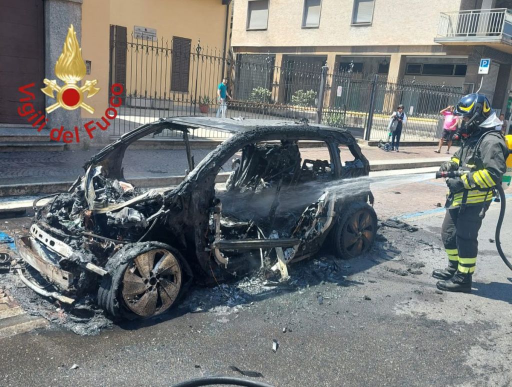 incendio auto como via milano