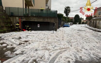 La coltre di grandine lungo le strade di Albavilla