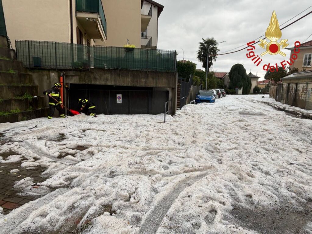 La coltre di grandine lungo le strade di Albavilla
