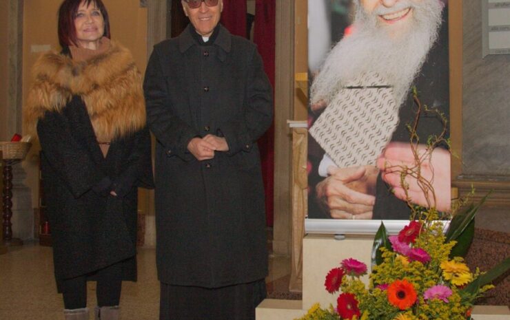 Monsignor Cresseri tra la presidente degli Amici Rosanna Pirovano e l'immagine di padre Aristide alla Messa nell'anniversario della morte nel 2020