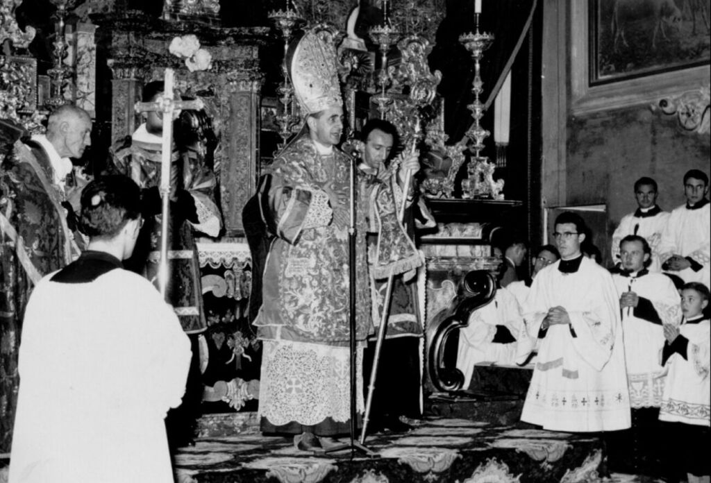 Il giovanissimo Piero Cresseri (in basso a destra) chierichetto alla ordinazione episcopale di padre Aristide presieduta da mons. Giovanni Battista Montini, Arcivescovo di Milano