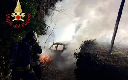 Erba auto fuori strada