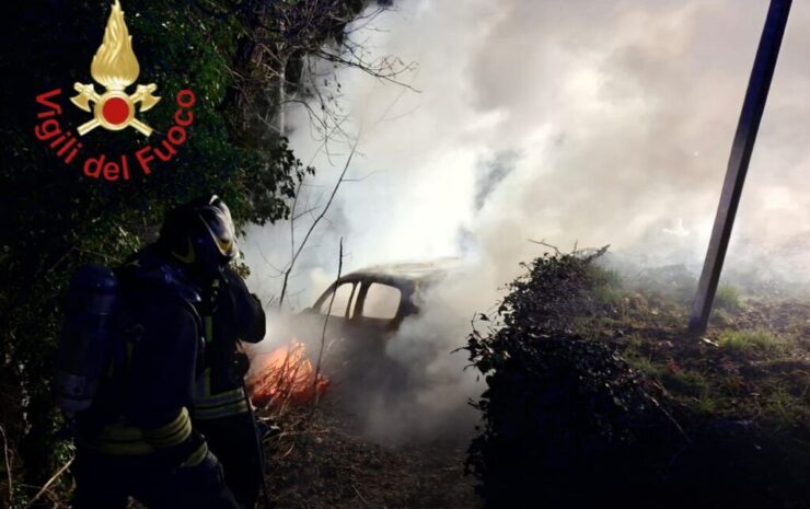 Erba auto fuori strada