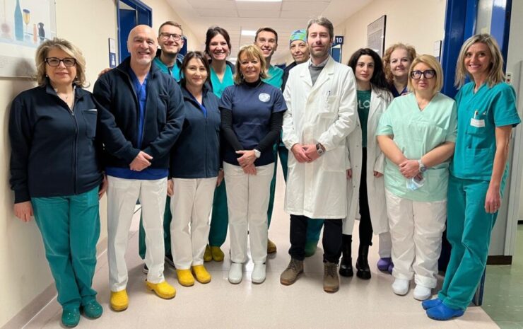 Dermatologia il dottor Recalcati (5 da dx) con la dottoressa Locatelli (6 da dx davanti) con alcuni dei componenti dell equipe