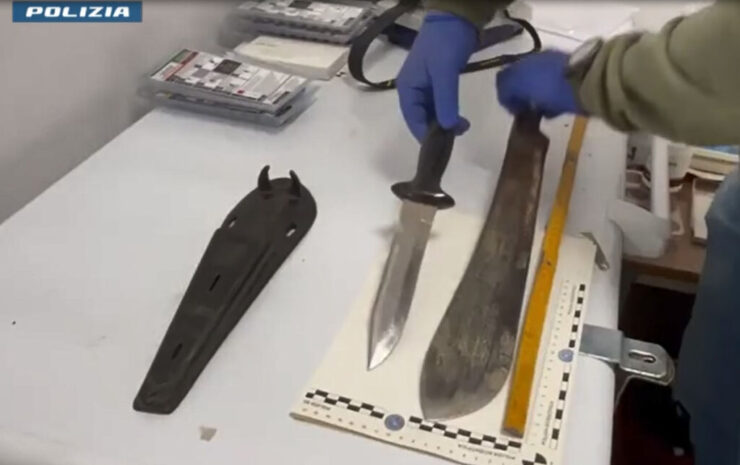 Le armi sequestrate insieme alla droga e al denaro provente dello spaccio