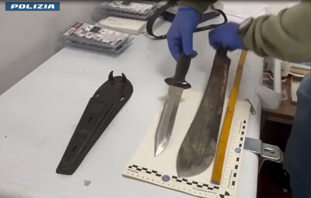 Le armi sequestrate insieme alla droga e al denaro provente dello spaccio