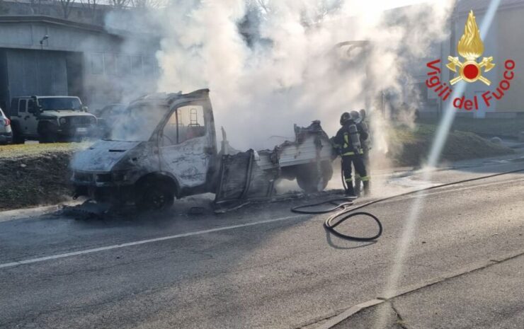 L'autocarro in fiamme ad Arosio